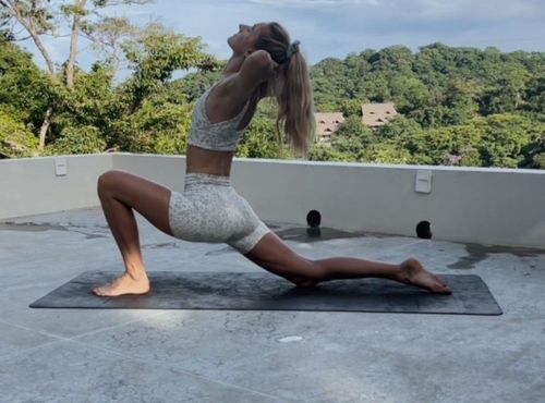 Yoga und Lesen im Schloss