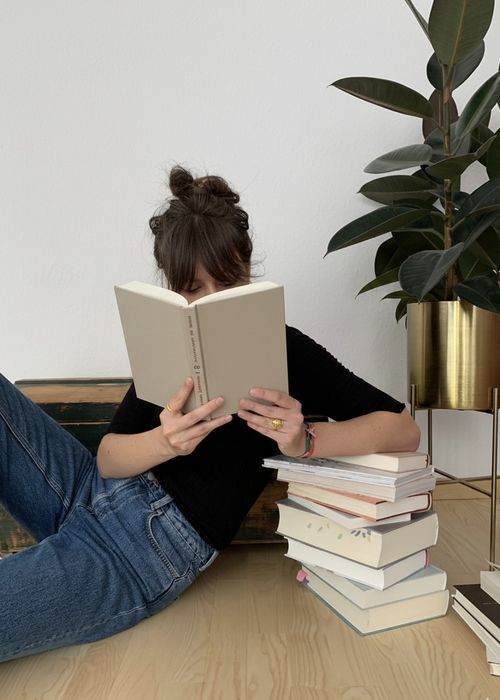 Yoga und Lesen im Schloss