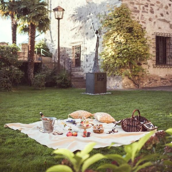 Enjoy an exclusive picnic 🧺 with culinary delights from the Fragsburg cuisine in the inner...