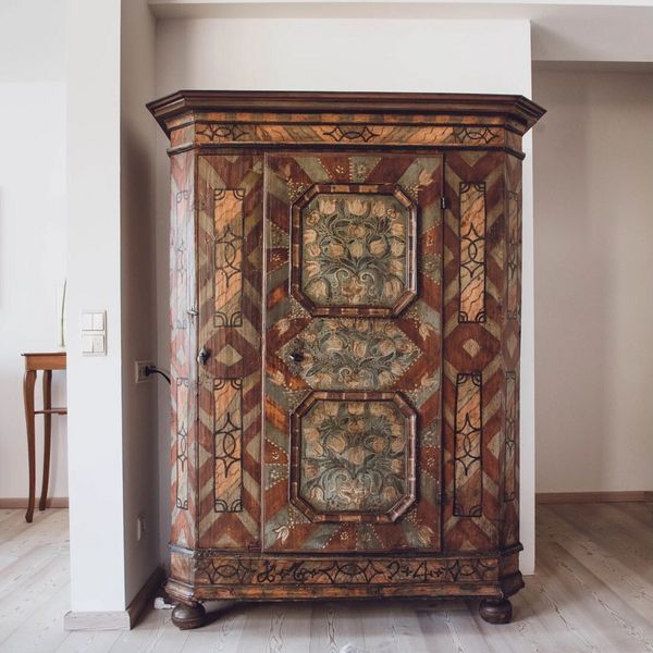 Giving off aristocratic vibes in a Baroness-inspired style or totally traditional with Alpine...