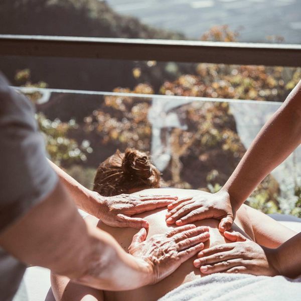 Synchronous massage in our Sanctuarium treehouse 🌳 - a four-handed massage to reduce stress,...