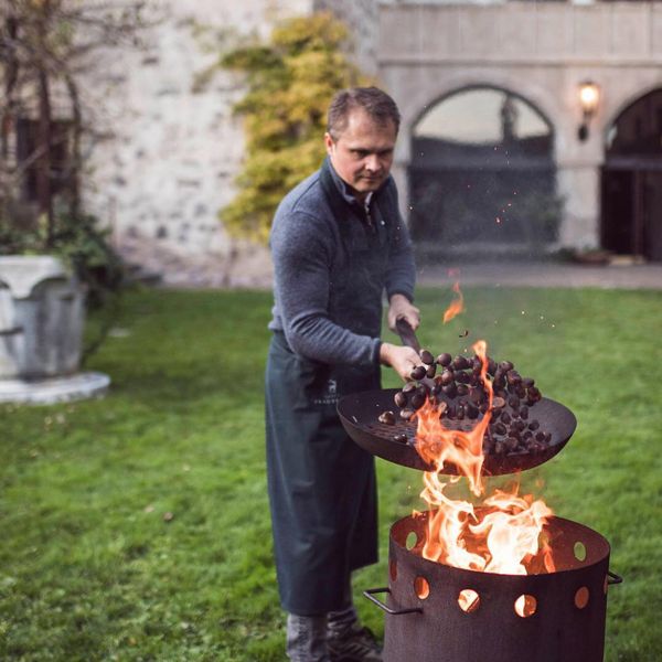 In autumn two times a week our longtime employee Jaro roasts chestnuts 🌰🍁 in the inner courtyard...